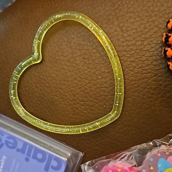 3/$20 Assorted Girl's Jewelry & Accessories - Picture 9 of 10